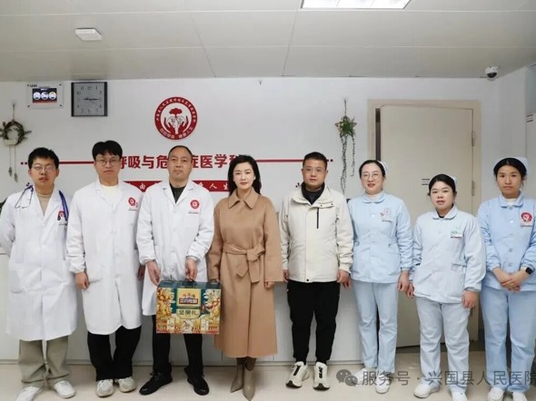 新年伊始，兴国县人民医院领导班子慰问一线干部职工